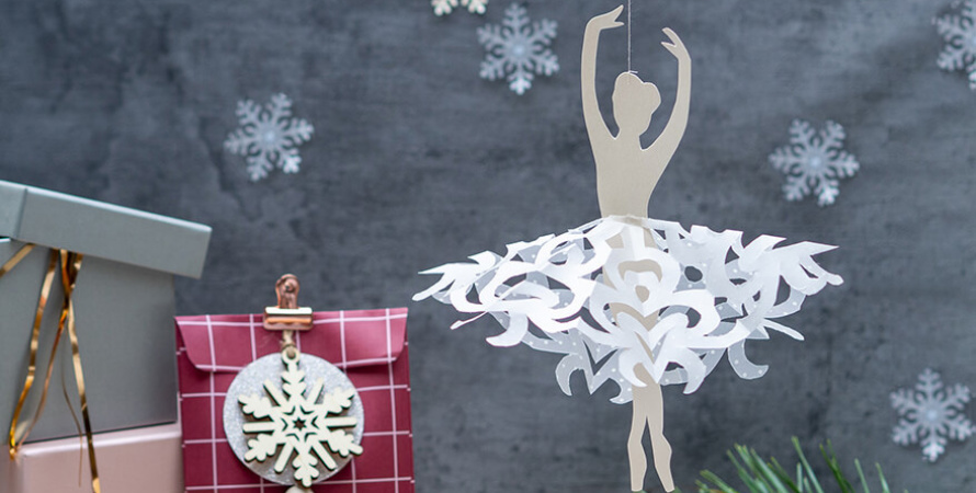 Weihnachtsdeko aus Papier-Schneeflocken basteln